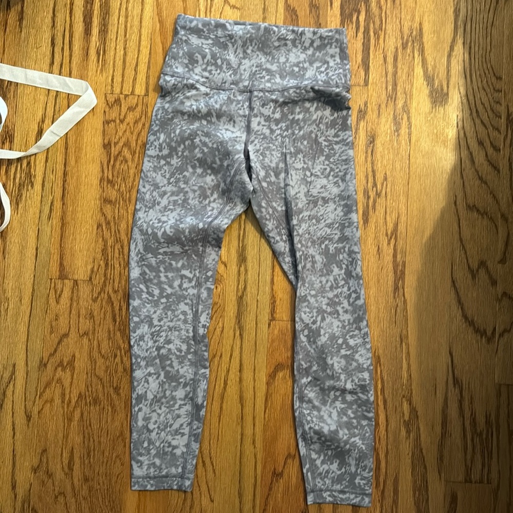 Lululemon workout leggings.